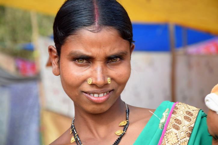 Une belle femme de la tribu Dhurwa avec de magnifiques yeux verts