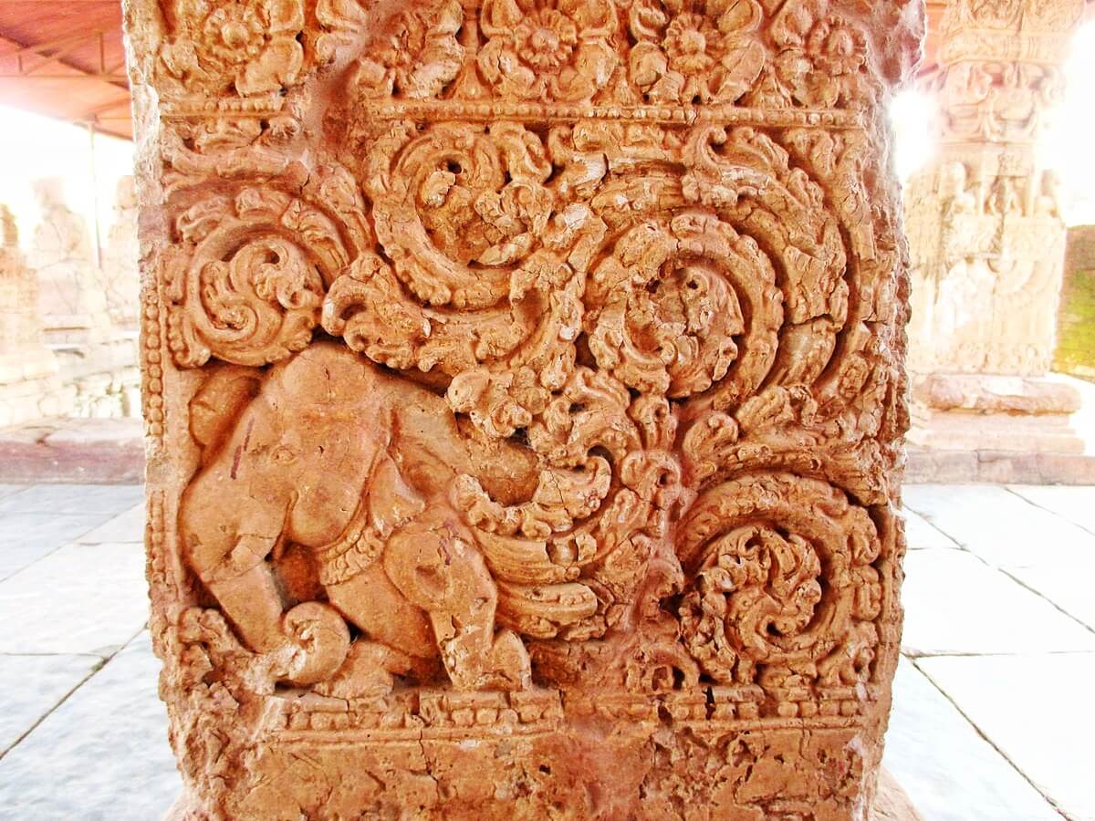 Eléphant paon Sirpur Pilier du Bouddha Vihara de Sirpur Chattisgarh Inde