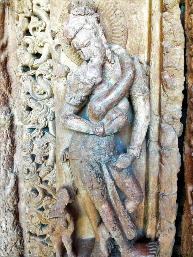Pilier avec sculpture érotique au complexe de Teevardev Sirpur Chhattisgarh Inde
