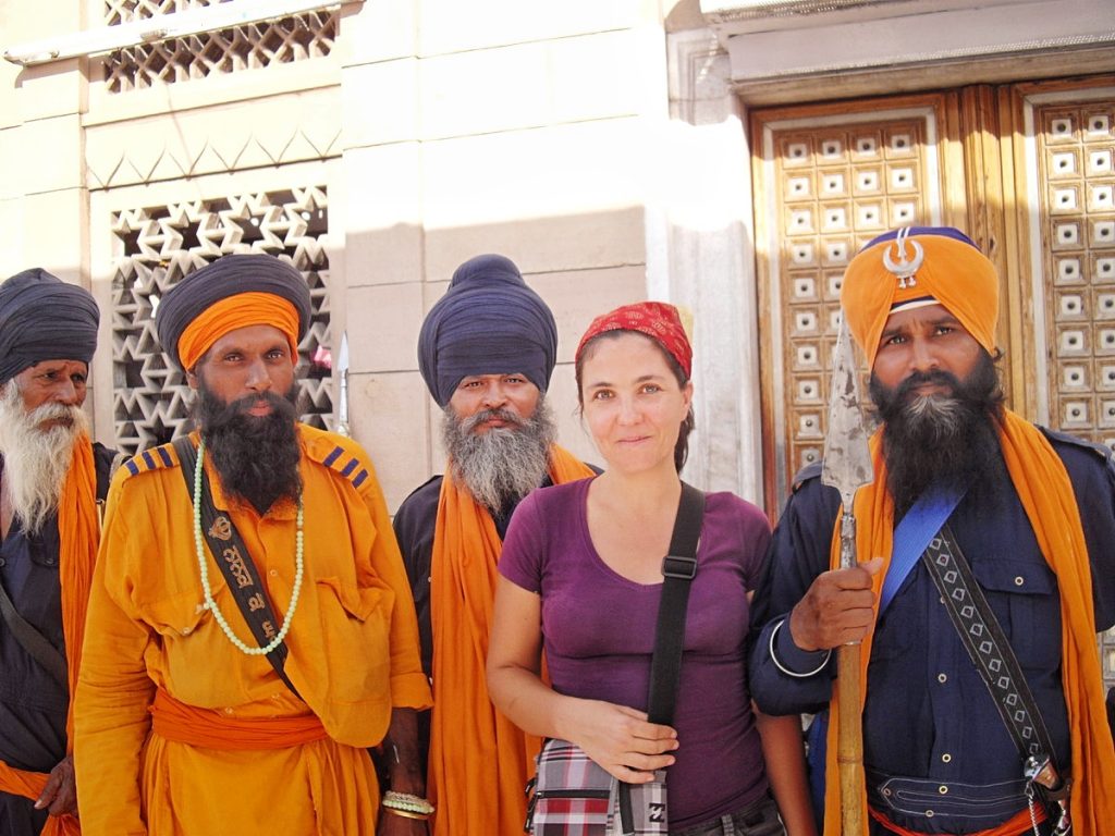 L'écrivaine Stéphanie Langlet avec des guerriers Sikhs à Delhi