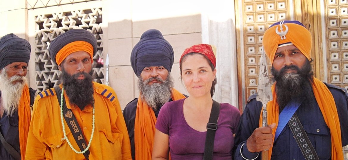 L'écrivaine Stéphanie Langlet avec des guerriers Sikhs à Delhi pendant un de ses voyages solos en Asie