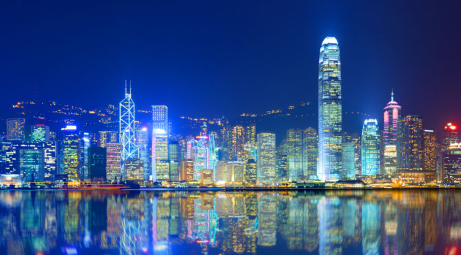 La Baie de Hong Kong illuminée de nuit