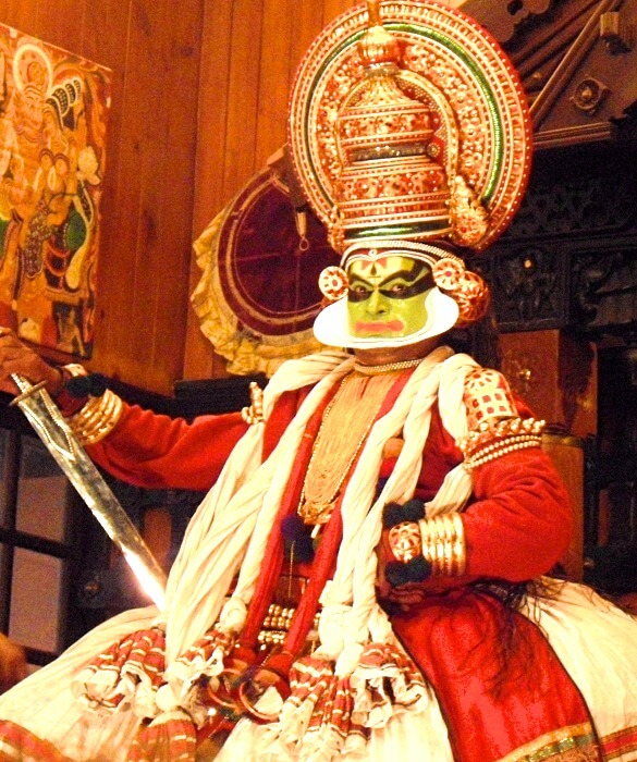 Personnage avec le visage vert, incarnant le Dieu Rama dans le Kathakali