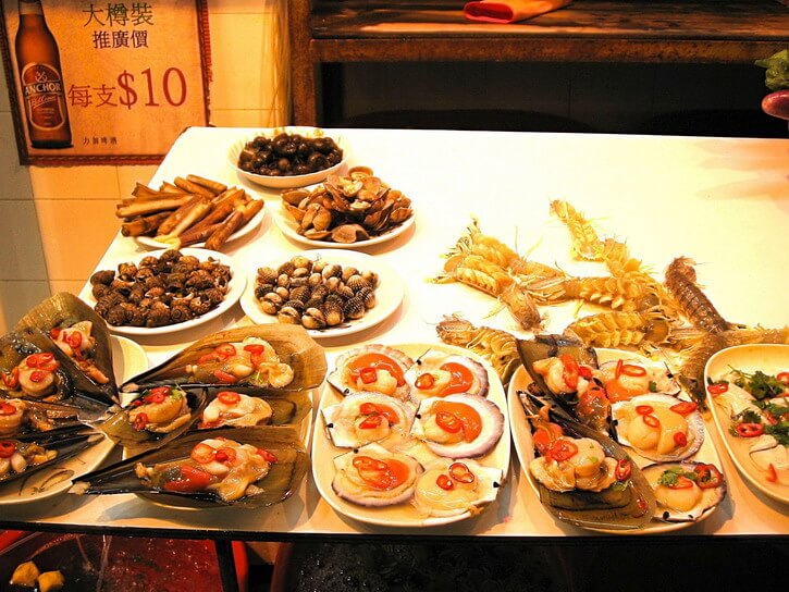 Backpacking China Hong Kong - what to do in Hong Kong by night: eating seafood in food market on Temple Street