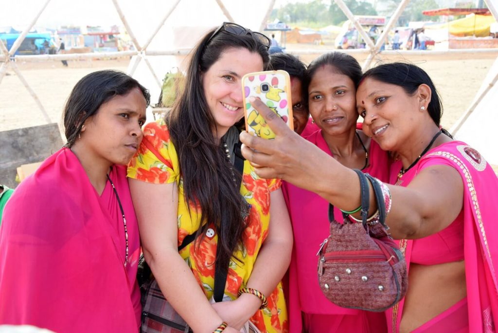 The expert of the Tribal culture of India Stephanie Langlet during Chitrakoot festival, accepting a selfie with several women