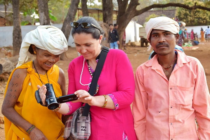 Bhatra woman and Dhurwa man with Stephanie Langlet in Nangur Tribal market