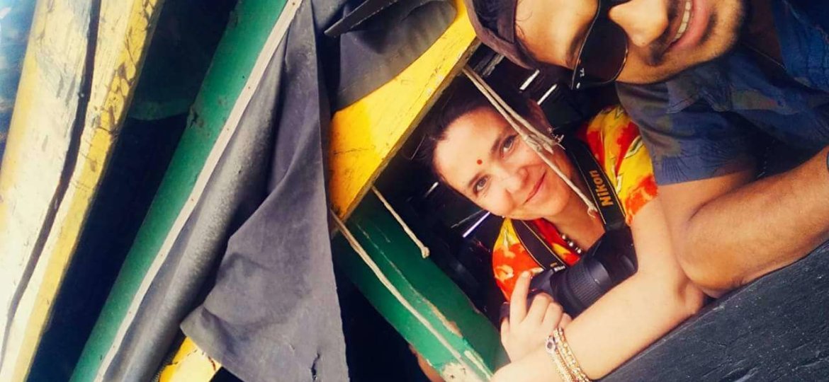 Stéphanie Langlet et un Assamais, Mickey, sur le bateau pour Majuli