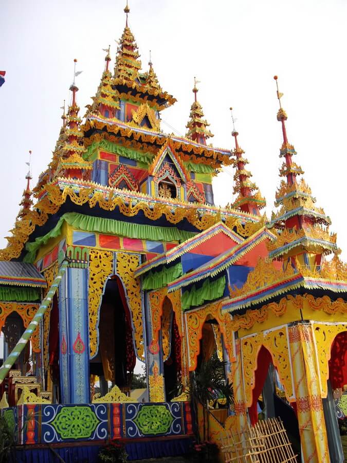 Temple grandeur nature en papier peint en jaune bleu et orange dans lequel la crémation aura lieu