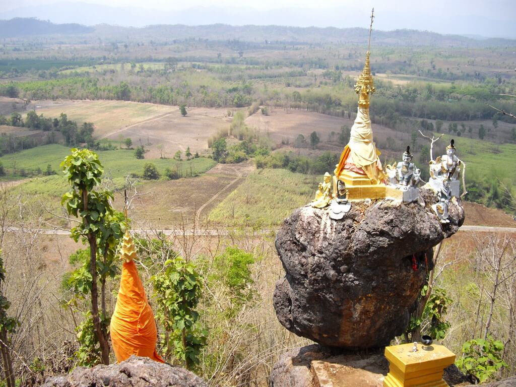 Pagode sur un rocher en équilibre au Wat Doi Din Ti près de Mae Sot