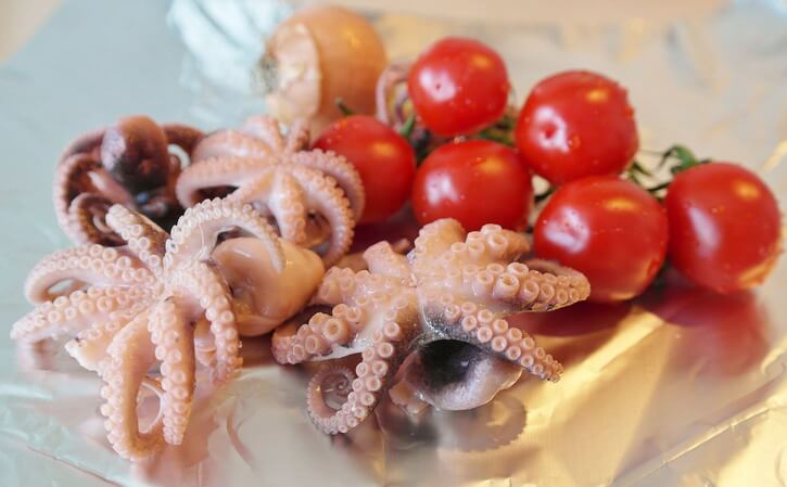 Fresh Basque squids with cherry tomatoes