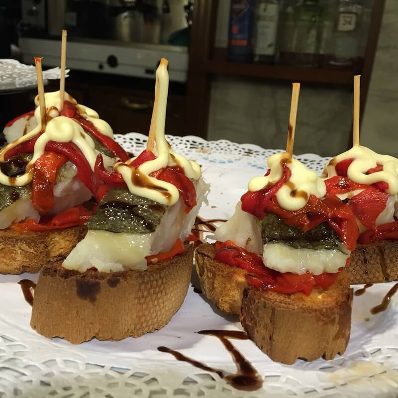 Gastronomie basque : les pintxos, Tapas basques faits de pain, poivron rouge, morue, aubergine