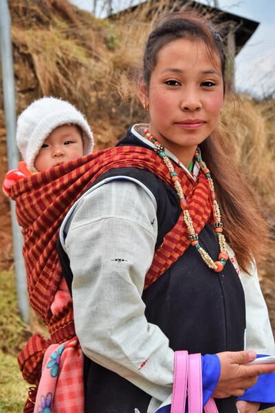 Femme Monpa de Dirang en Arunachal Pradesh avec son bébé