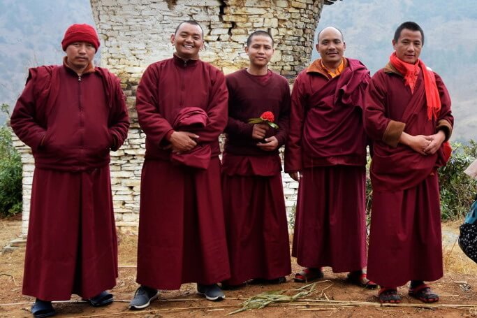 Le groupe des Lamas de la secte Nyingma, posant devant un ancien stûpa