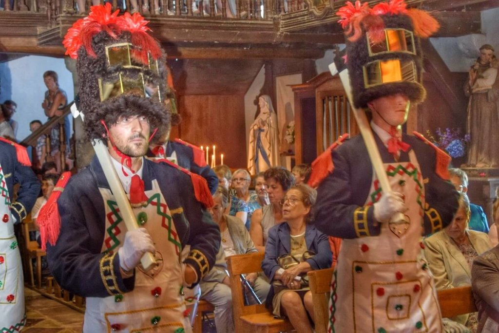 Personnages des sapeurs de la Fête Dieu Basque, avec leur haute coiffe à poils et leur hache
