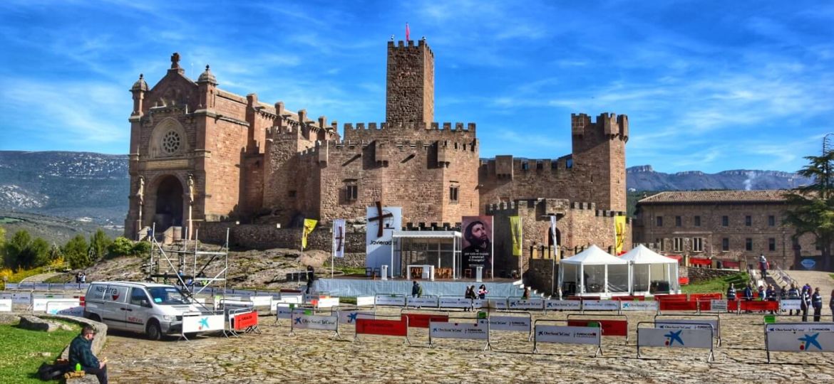 Chateau de Javier et place pour la messe de la Javierada
