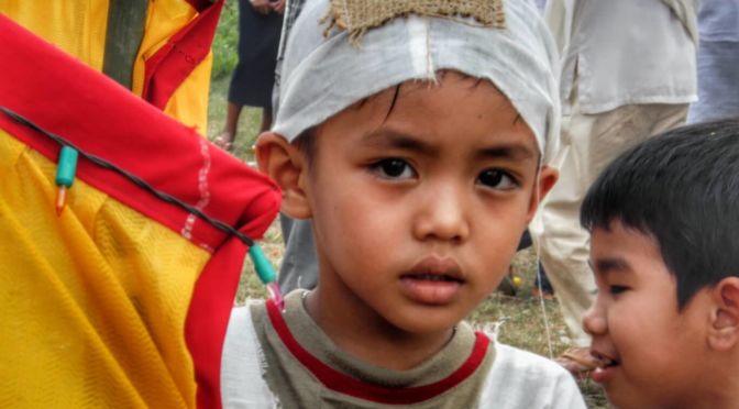 Jeune garçon du Cambodge pendant une crémation