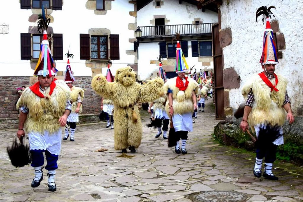 Joaldunak ou San Pantzar et ours Artza du carnaval d'Ituren Navarre