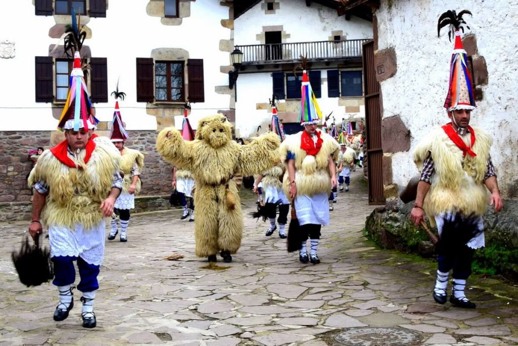 Basque Country Joalduns and bear