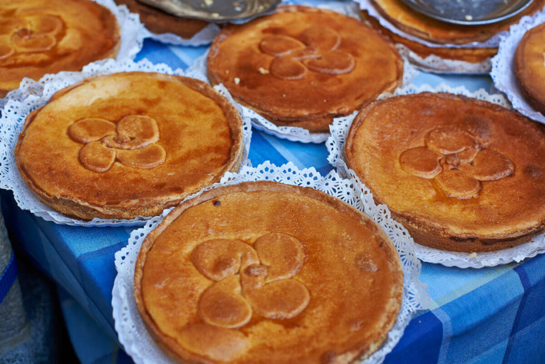 Basque cakes with the Basque cross