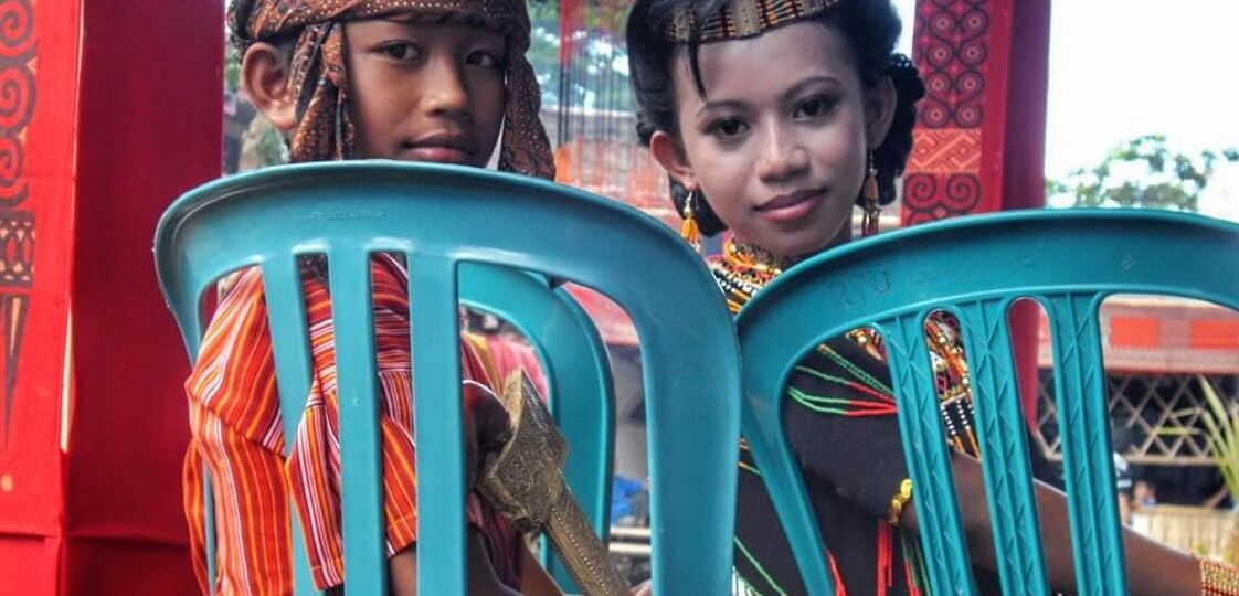 Garçon et fille Torajas en tenue de funérailles