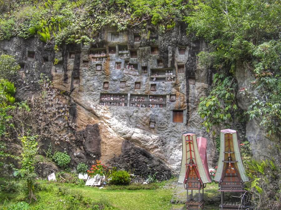 Different kind of tombs and tau tau in Lemo