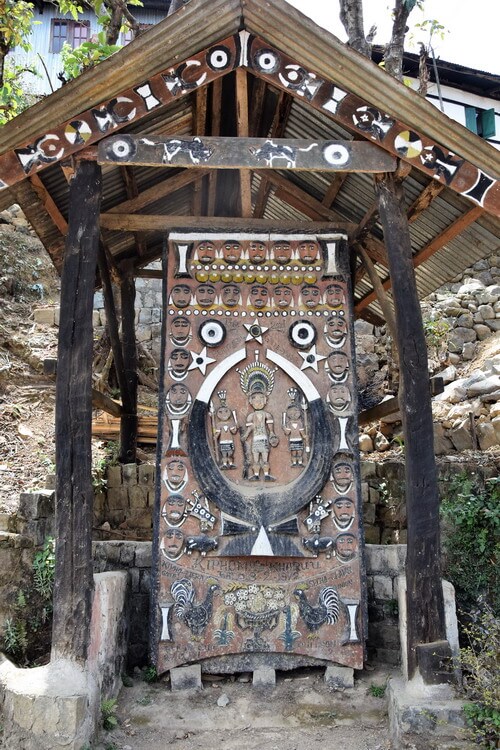 Porte Naga avec décorations traditionnelles