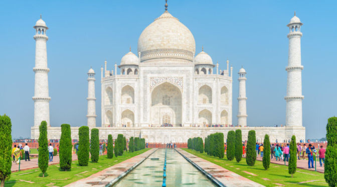 Vue du Taj Mahal et de sa fontaine