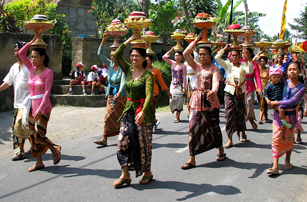 Balinese women carrying offerings on their heads