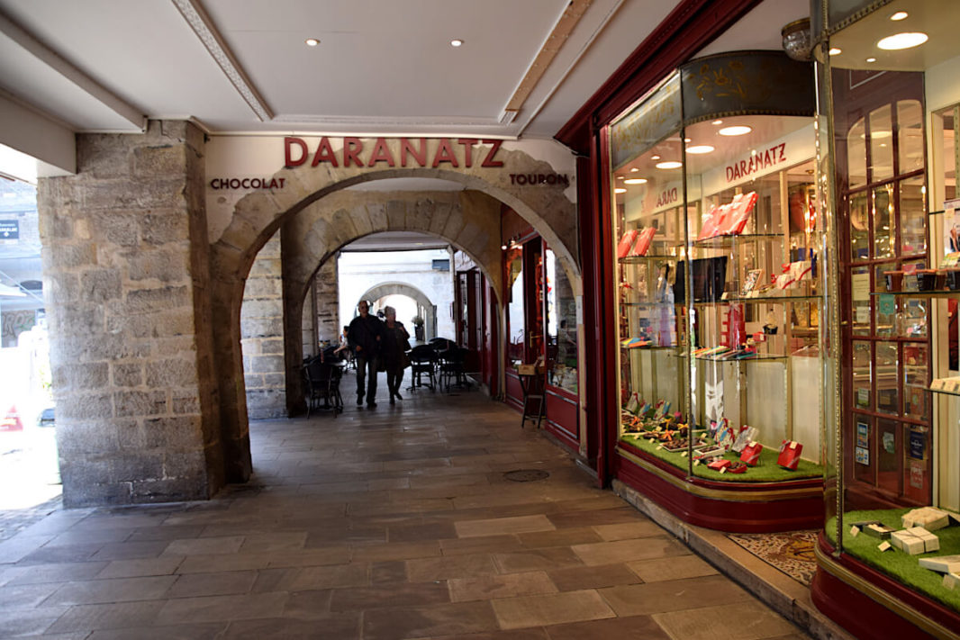 Arcades et façade chocolat Daranatz Vieux Bayonne
