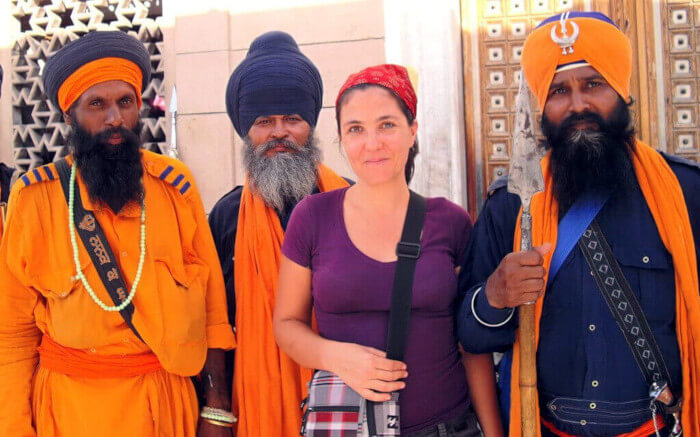 Stéphanie avec des guerriers Sikhs à Delhi