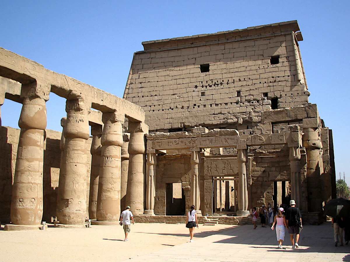 Arche et colonnes papyriformes de la Cour de Ramses II Temple Louxor
