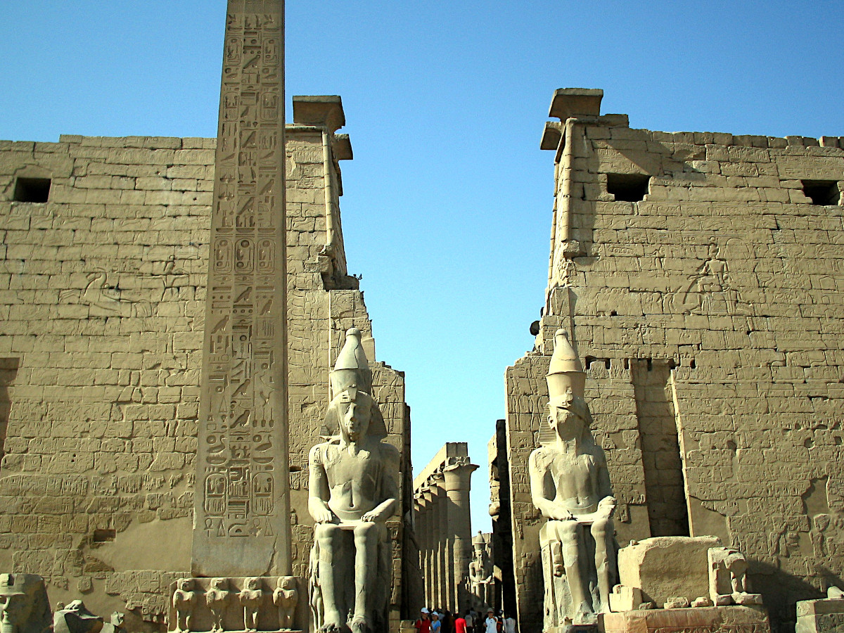 Colosses de Ramses II, obélisque et 1er pylône du temple de Louxor