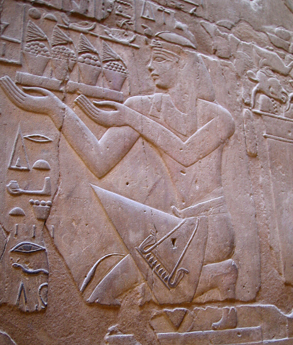 Pharaon faisant des offrandes au Dieu de la Fertilité