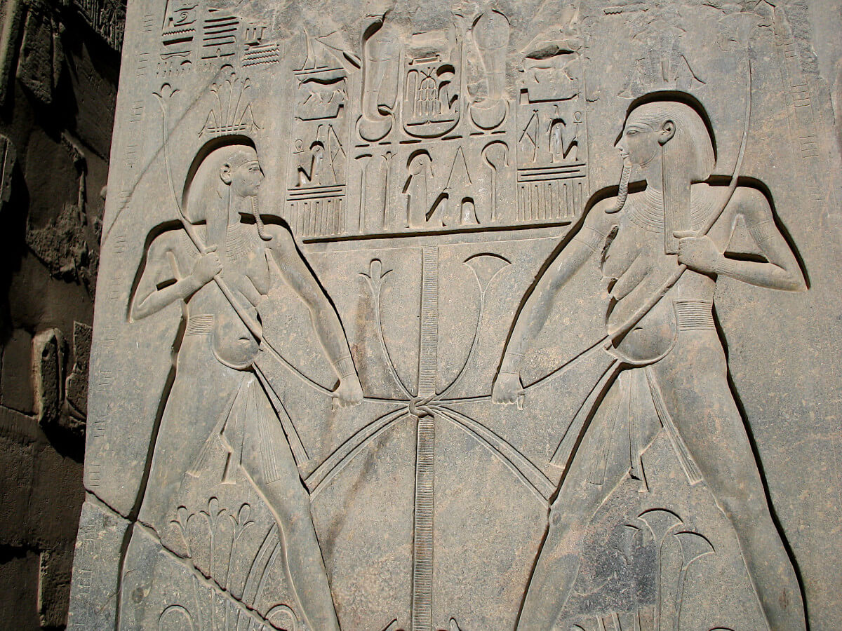 Détail du socle d'une des statues de Ramsès II
