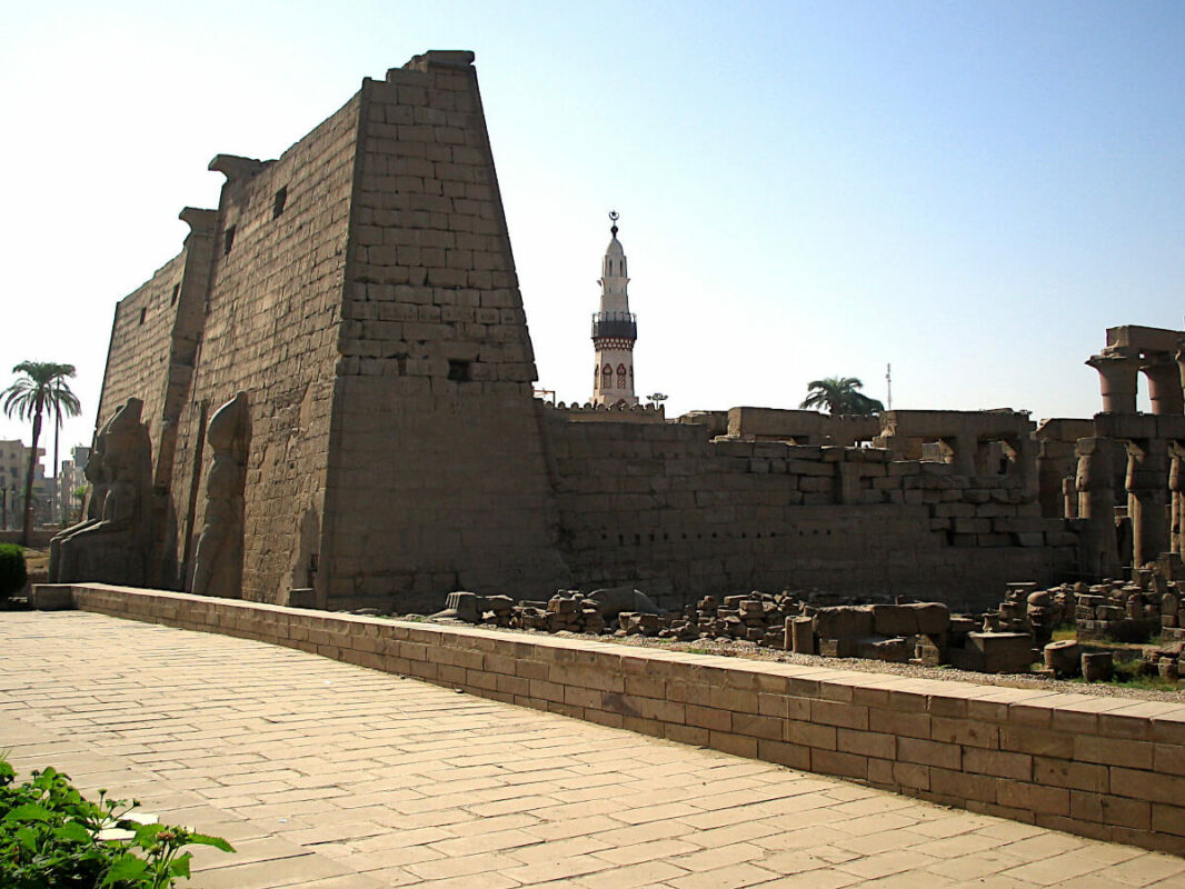 Entrée 1er pylône et minaret de la mosquée Abou el-Haggag