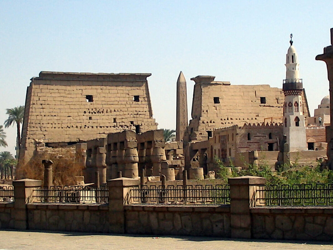 Mosquée, obélisque et ruines du temple