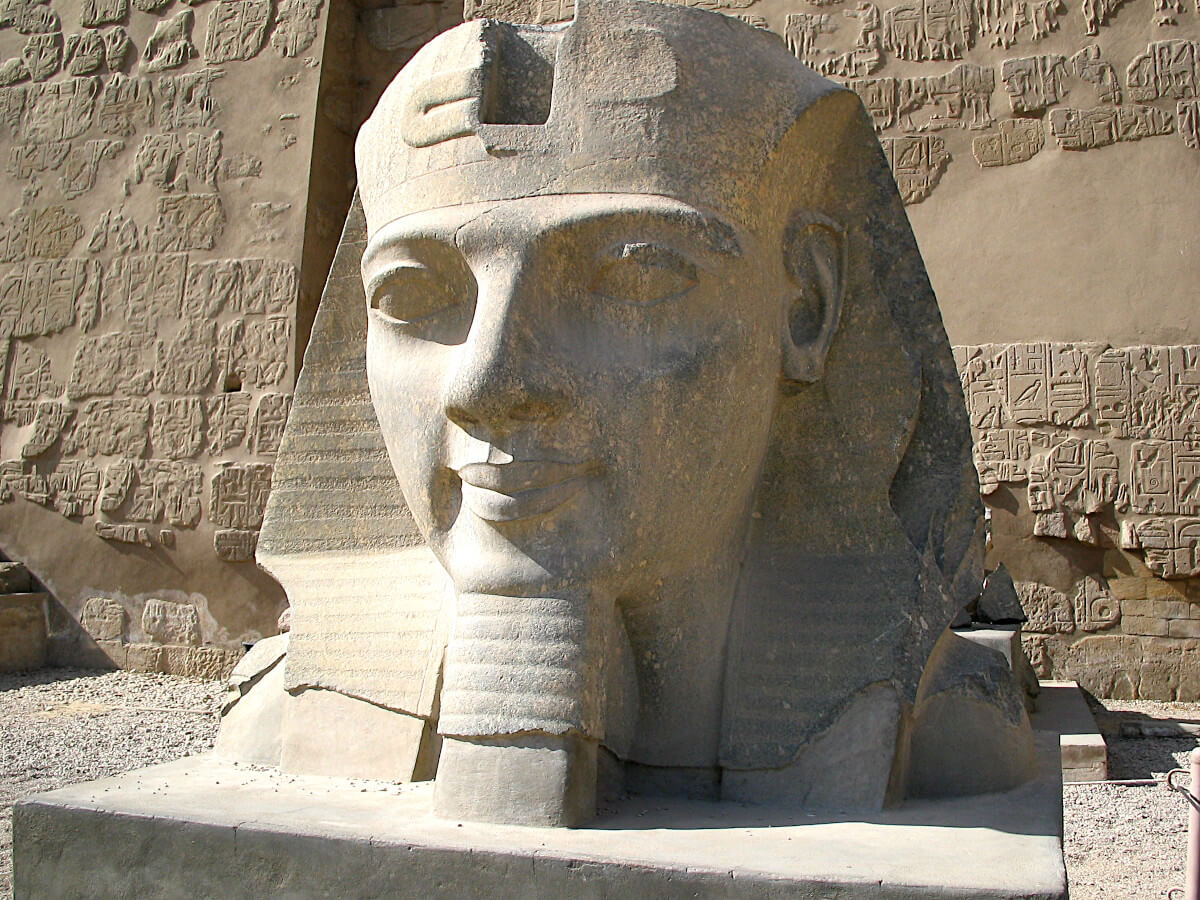 Tête colosse de Ramsès II