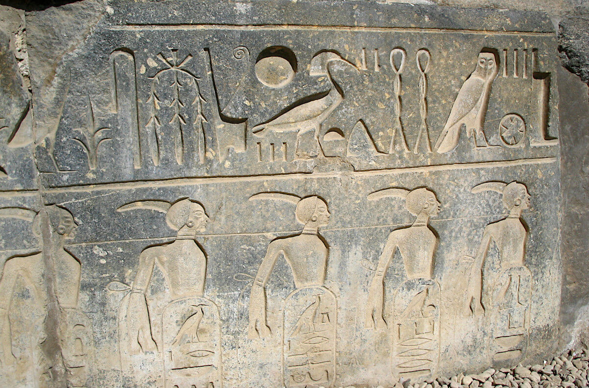 Guerriers nubiens et hiéroglyphes sur le socle d'un des colosses de Ramsès II