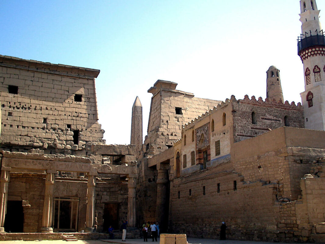 1er pylône, obélisque et mosquée Abou el-Haggag depuis la cour de Ramsès II