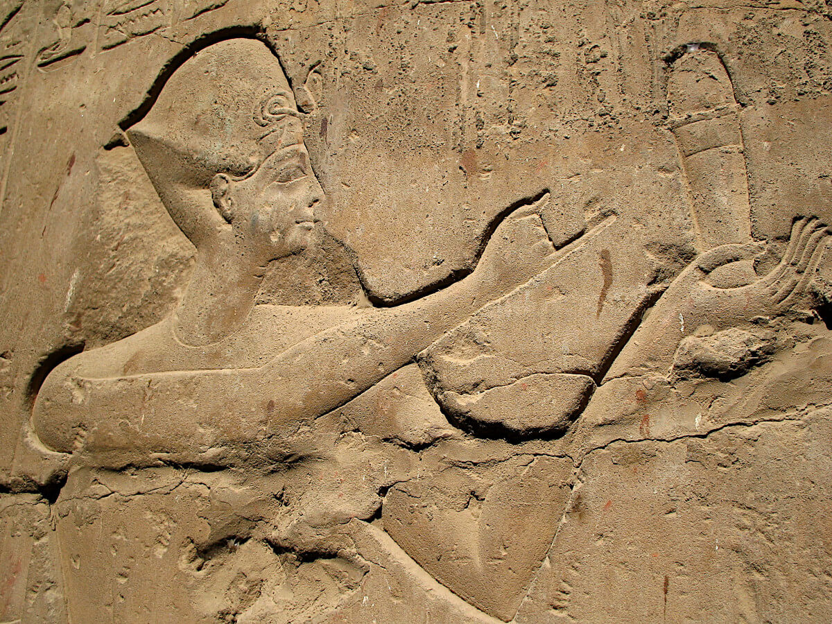 Pharaon faisant offrande aux Dieux