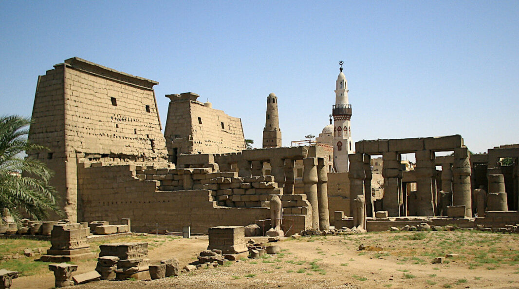 Minarets, ruines et 1er pylône temple de Louxor