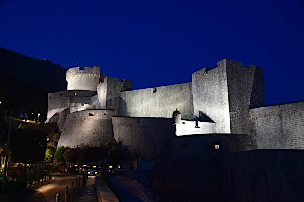 Les remparts de Dubrovnik la nuit