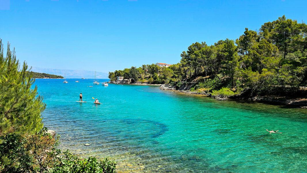Crique de sable entre Jelsa et Vrboska