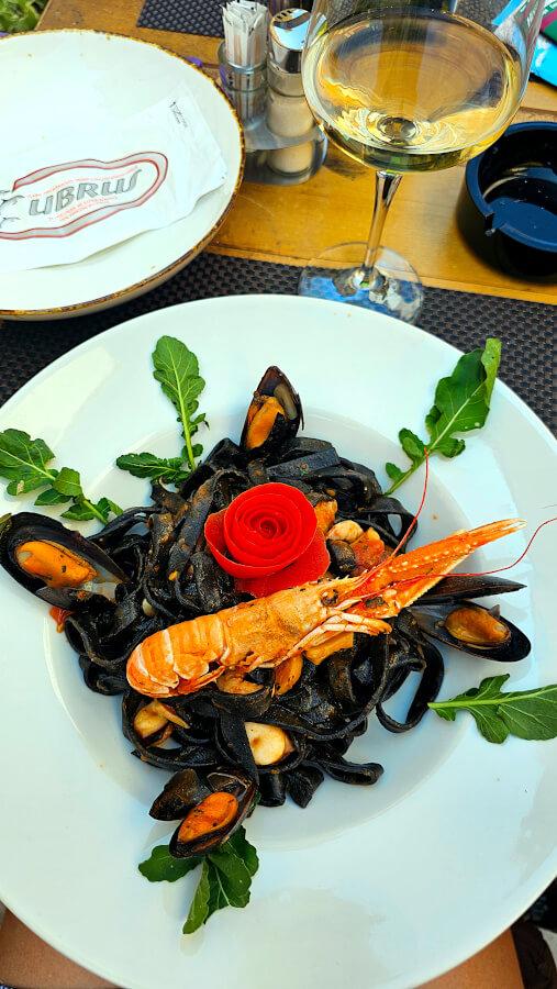 Pâtes noires aux fruits de mer